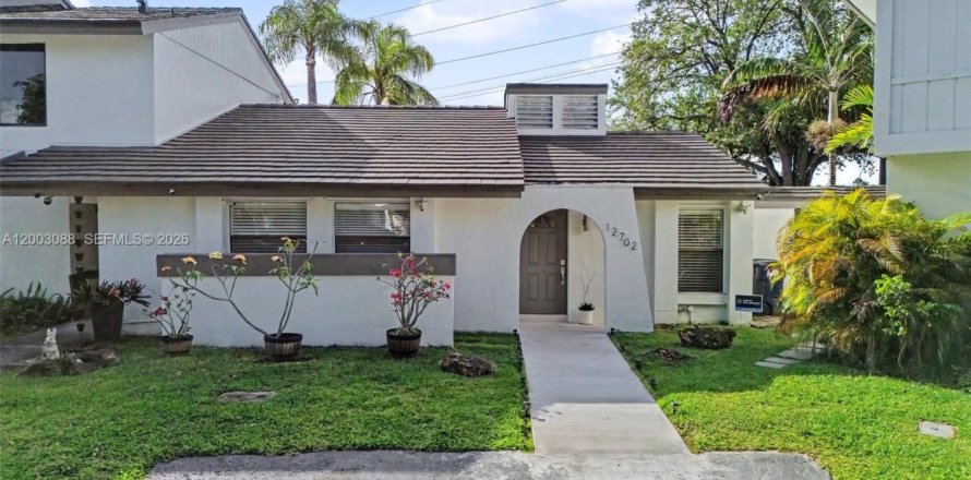 Adosado en Miami, Florida 3 dormitorios, 110.55 m2 № 2066692