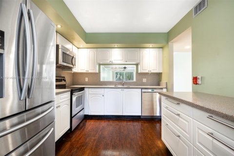 Купить кондоминиум в Пемброк-Пайнс, Флорида 2 спальни, 110.74м2, № 1970170 - фото 2