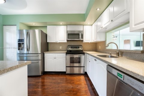 Кондоминиум с 2 спальнями в Пемброк-Пайнс, Флорида № 1970170