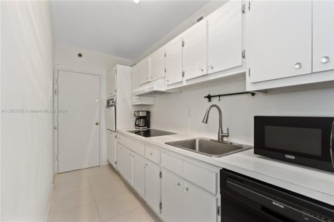 Condominio en alquiler en Miami Beach, Florida, 49.24 m2 № 1867072 - foto 8