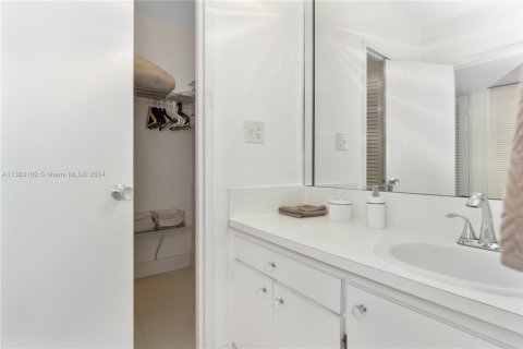 Condominio en alquiler en Miami Beach, Florida, 49.24 m2 № 1867072 - foto 12