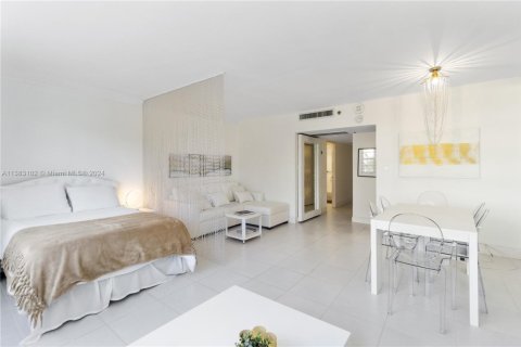 Condominio en alquiler en Miami Beach, Florida, 49.24 m2 № 1867072 - foto 1