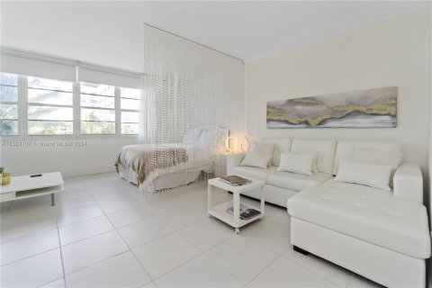 Condominio en alquiler en Miami Beach, Florida, 49.24 m2 № 1867072 - foto 2