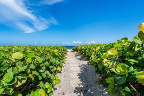 Condominio en alquiler en Highland Beach, Florida, 2 dormitorios, 208.1 m2 № 1726964 - foto 1