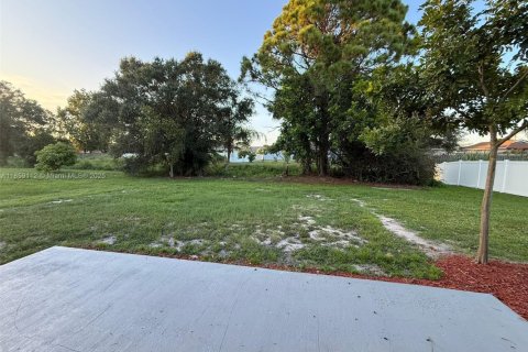 House in Port St. Lucie, Florida 3 bedrooms, 135.27 sq.m. № 1887765 - photo 4