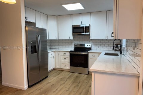 House in Port St. Lucie, Florida 3 bedrooms, 135.27 sq.m. № 1887765 - photo 7