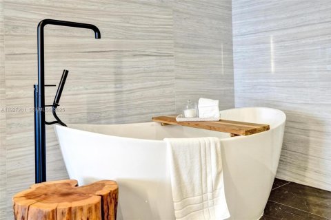 Condo in Fort Lauderdale, Florida, 3 bedrooms № 1989227 - photo 24