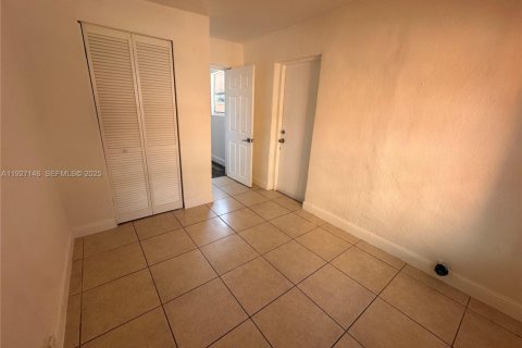 Снять в аренду виллу или дом в Майами, Флорида 2 спальни, 460.8м2, № 1985993 - фото 9