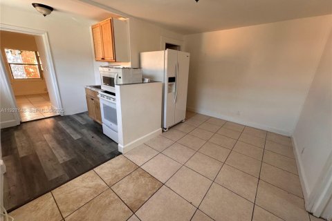 Снять в аренду виллу или дом в Майами, Флорида 2 спальни, 460.8м2, № 1985993 - фото 7