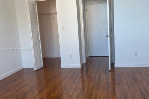 Condo in Miami, Florida, 1 bedroom  № 2049192 - photo 17
