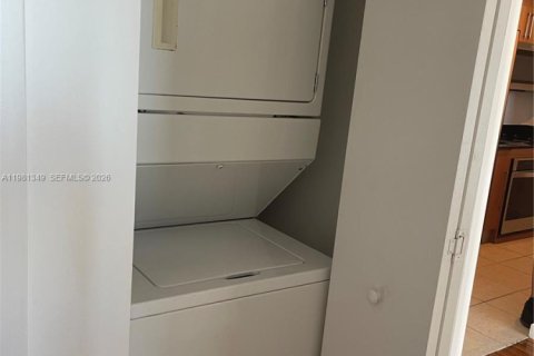 Condo in Miami, Florida, 1 bedroom  № 2049192 - photo 15