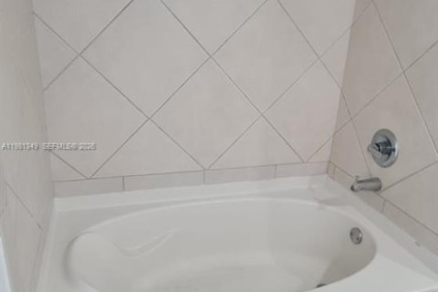 Condo in Miami, Florida, 1 bedroom  № 2049192 - photo 14