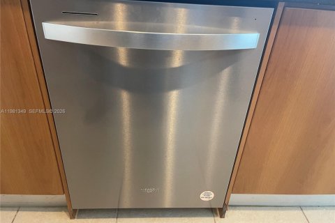 Condo in Miami, Florida, 1 bedroom  № 2049192 - photo 5