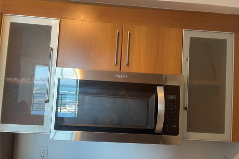 Condo in Miami, Florida, 1 bedroom  № 2049192 - photo 4