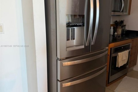 Condo in Miami, Florida, 1 bedroom  № 2049192 - photo 3