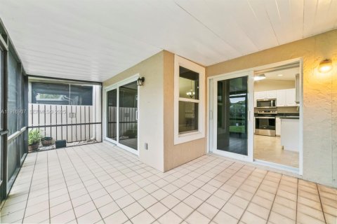 Купить таунхаус в Дирфилд-Бич, Флорида 3 спальни, 181.53м2, № 1992592 - фото 11