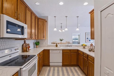 Townhouse in Clermont, Florida 2 bedrooms, 117.52 sq.m. № 2329404 - photo 10