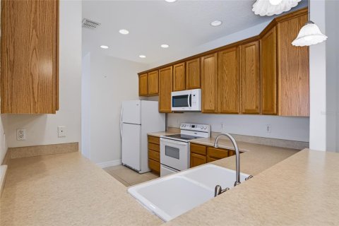 Townhouse in Clermont, Florida 2 bedrooms, 117.52 sq.m. № 2329404 - photo 14