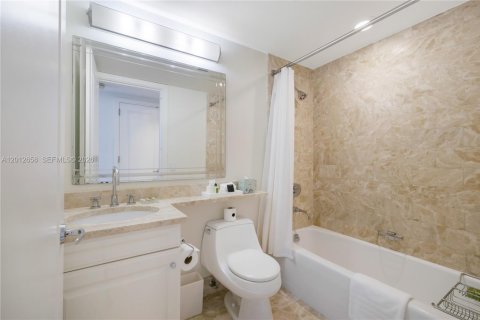 Condominio en venta en Miami, Florida, 2 dormitorios, 167.32 m2 № 2075743 - foto 16