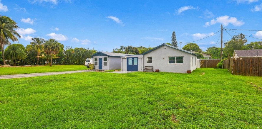 House in Palm Springs, Florida 2 bedrooms, 73.58 sq.m. № 2392129