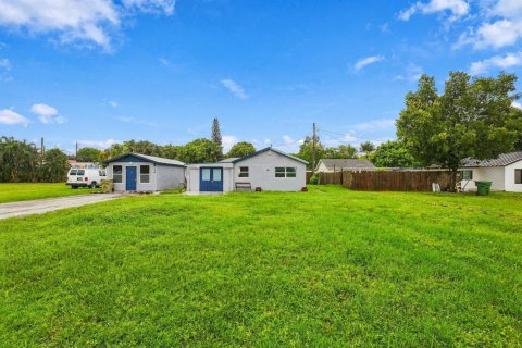 House in Palm Springs, Florida 2 bedrooms, 73.58 sq.m. № 2392129 - photo 2
