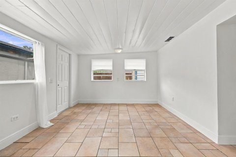 House in Palm Springs, Florida 2 bedrooms, 73.58 sq.m. № 2392129 - photo 6