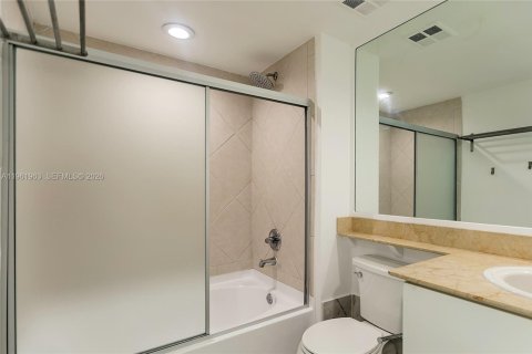 Condo in Miami, Florida, 1 bedroom  № 2052835 - photo 11