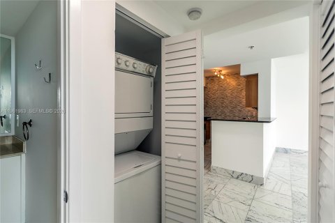 Condo in Miami, Florida, 1 bedroom  № 2052835 - photo 9