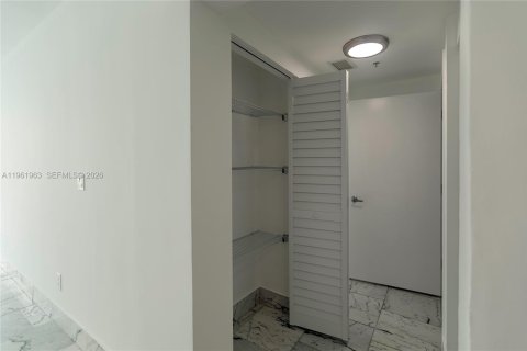 Condo in Miami, Florida, 1 bedroom  № 2052835 - photo 5