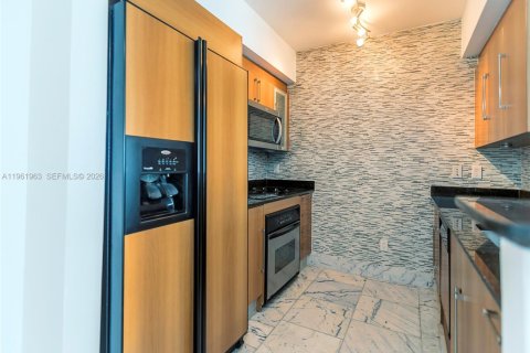 Condo in Miami, Florida, 1 bedroom  № 2052835 - photo 14