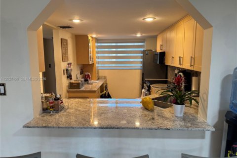 House in Hialeah, Florida 4 bedrooms, 147.25 sq.m. № 2186831 - photo 11