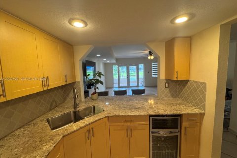House in Hialeah, Florida 4 bedrooms, 147.25 sq.m. № 2186831 - photo 9