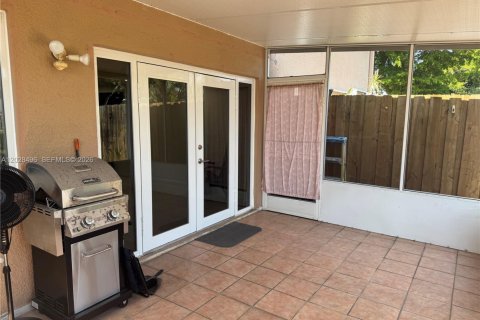 House in Hialeah, Florida 4 bedrooms, 147.25 sq.m. № 2186831 - photo 6