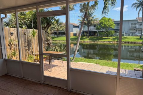 House in Hialeah, Florida 4 bedrooms, 147.25 sq.m. № 2186831 - photo 7