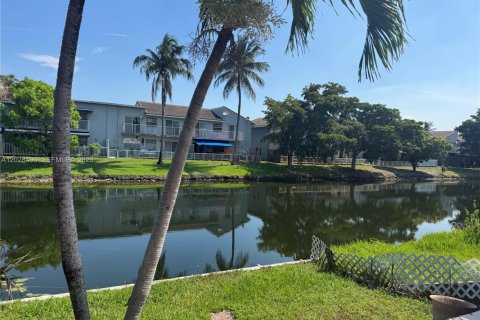 House in Hialeah, Florida 4 bedrooms, 147.25 sq.m. № 2186831