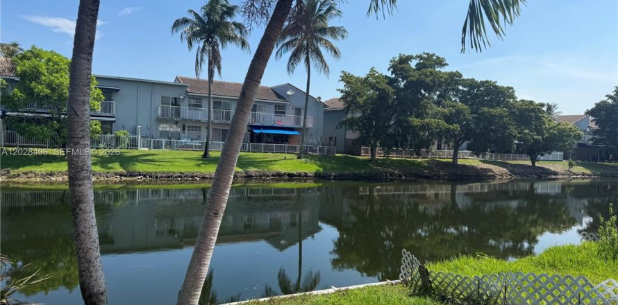 House in Hialeah, Florida 4 bedrooms, 147.25 sq.m. № 2186831