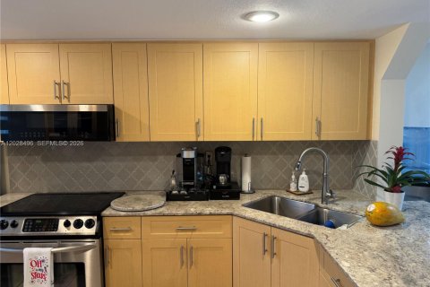 House in Hialeah, Florida 4 bedrooms, 147.25 sq.m. № 2186831 - photo 3