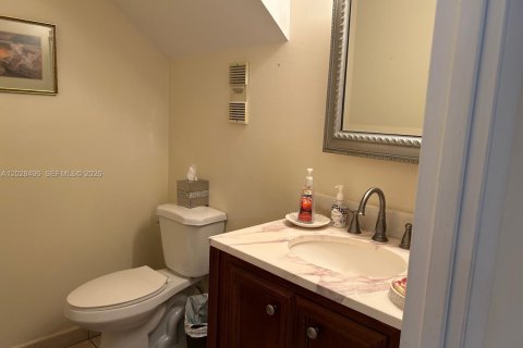 House in Hialeah, Florida 4 bedrooms, 147.25 sq.m. № 2186831 - photo 5