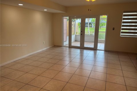 House in Hialeah, Florida 4 bedrooms, 147.25 sq.m. № 2186831 - photo 8
