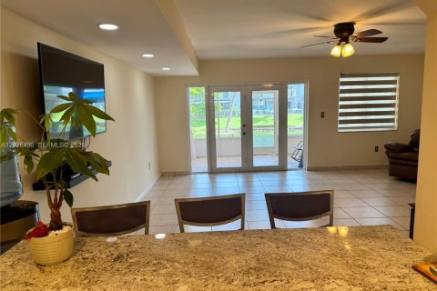 House in Hialeah, Florida 4 bedrooms, 147.25 sq.m. № 2186831 - photo 10