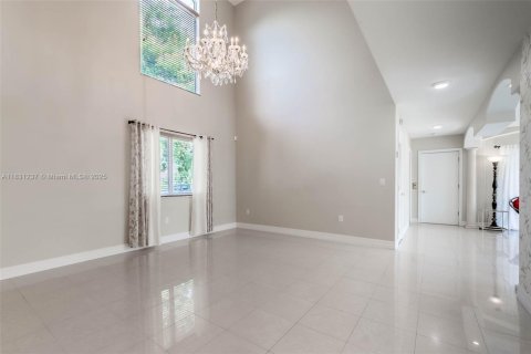 House in Miami, Florida 4 bedrooms, 310.48 sq.m. № 1934587 - photo 10