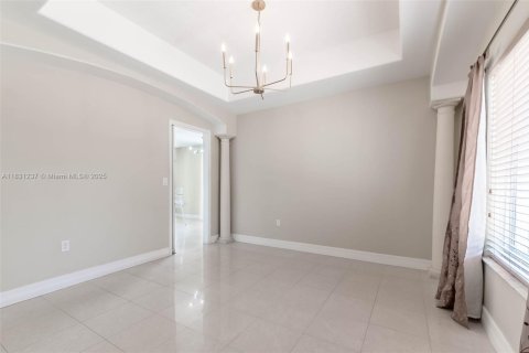 House in Miami, Florida 4 bedrooms, 310.48 sq.m. № 1934587 - photo 9