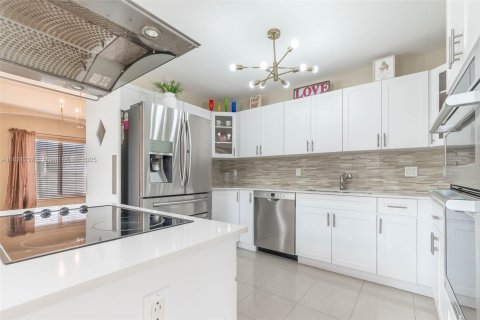 House in Miami, Florida 4 bedrooms, 310.48 sq.m. № 1934587 - photo 19