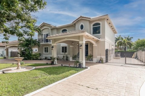 House in Miami, Florida 4 bedrooms, 310.48 sq.m. № 1934587 - photo 2