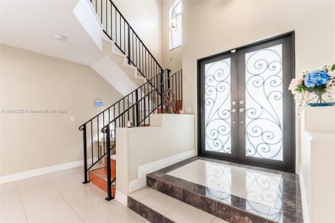 House in Miami, Florida 4 bedrooms, 310.48 sq.m. № 1934587 - photo 7