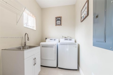 House in Miami, Florida 4 bedrooms, 310.48 sq.m. № 1934587 - photo 21