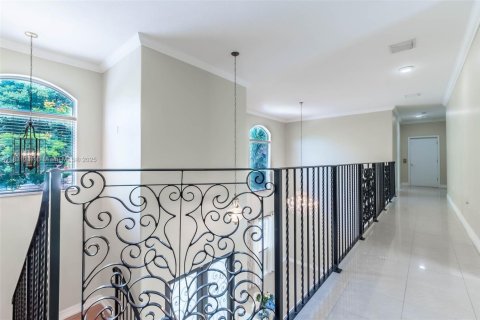 House in Miami, Florida 4 bedrooms, 310.48 sq.m. № 1934587 - photo 24