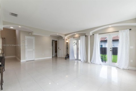 House in Miami, Florida 4 bedrooms, 310.48 sq.m. № 1934587 - photo 17