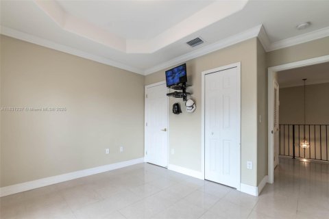 House in Miami, Florida 4 bedrooms, 310.48 sq.m. № 1934587 - photo 27