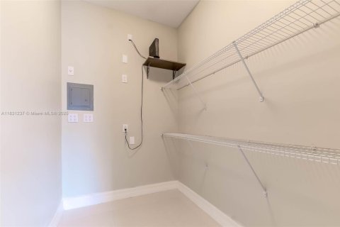 House in Miami, Florida 4 bedrooms, 310.48 sq.m. № 1934587 - photo 28